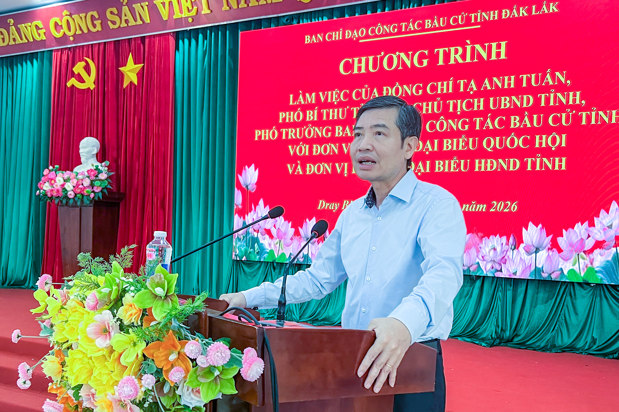 Đồng chí Tạ Anh Tuấn - Phó Bí thư Tỉnh ủy, Chủ tịch UBND tỉnh, Phó Trưởng Ban Chỉ đạo công tác bầu cử tỉnh Đắk Lắk làm việc tại xã Dray Bhăng